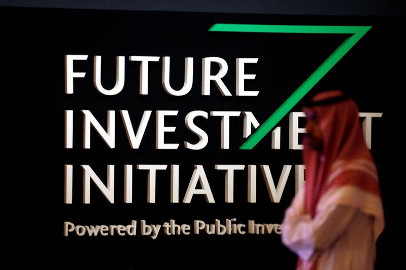&copy; Reuters. رجل سعودي يقف أمام لافتة لمبادرة مستقبل الاستثمار خلال مؤتمر الاستثمار في الرياض في صورة من أرشيف رويترز.