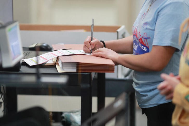 &copy; Reuters. Imagen de archivo de un funcionario computando votos en el Departamento Electoral del Condado de Clark en Las Vegas, Nevada, EEUU. 9 noviembre 2022. REUTERS/David Swanson