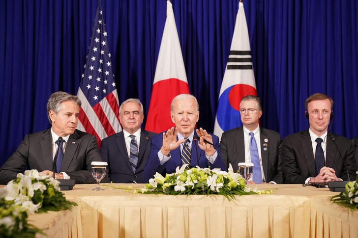 &copy; Reuters. El presidente de EEUU, Joe Biden, y su delegación participan en una cumbre con Japón y Corea del Sur en Nom Pen, Camboya. 13 noviembre 2022. REUTERS/Kevin Lamarque