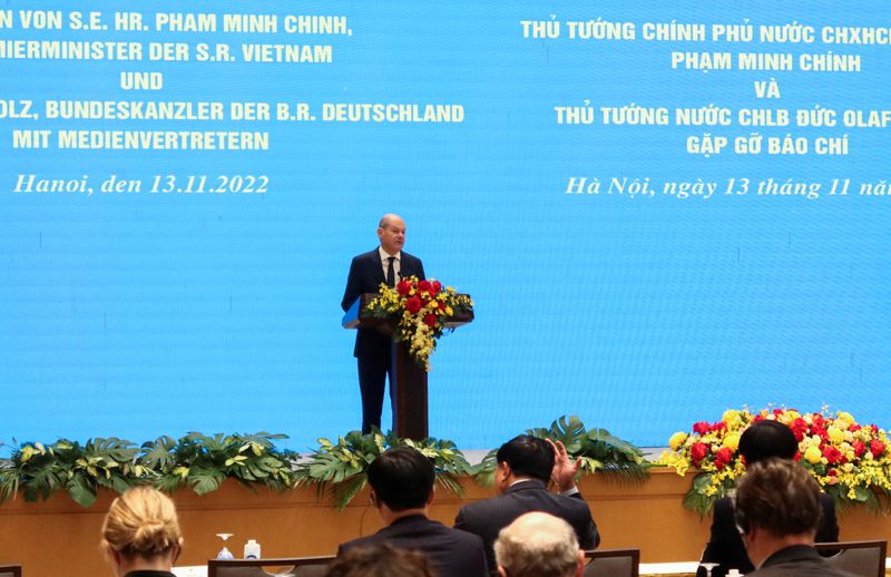 &copy; Reuters. Le chancelier allemand Olaf Scholz lors d'une conférence de presse à Hanoï, au Vietnam. /Photo prise le 13 novembre 2022/REUTERS/Nguyen Ha Minh