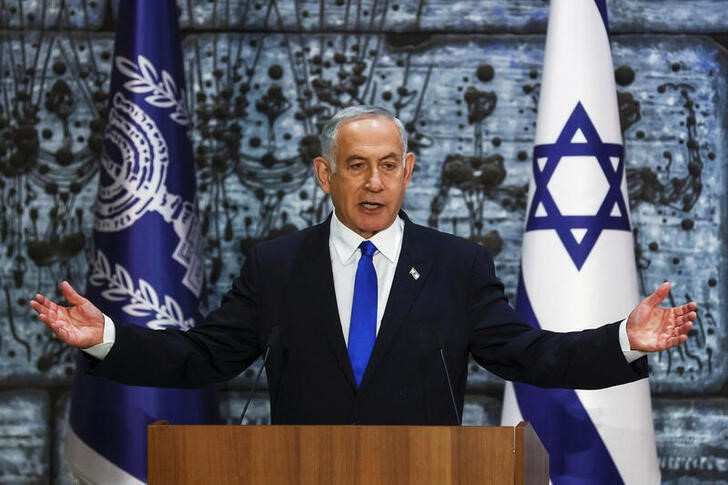 &copy; Reuters. Benjamin Netanyahu habla durante la ceremonia en la que el presidente israelí, Isaac Herzog, le encomendó formar gobierno en la residencia presidencial en Jerusalén. 13 noviembre 2022. REUTERS/Ronen Zvulun