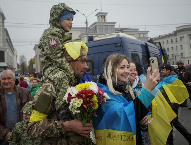 &copy; Reuters. Miles de personas celebran la retirada rusa de Jersón, Ucrania. 12 noviembre 2022. REUTERS/Lesko Kromplitz