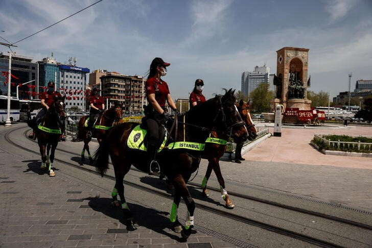 &copy; Reuters. Imagen de archivo de policías vigilando la plaza Taksim antes de una manifestación en Estambul, Turquía. 1 mayo 2021. REUTERS/Umit Bektas
