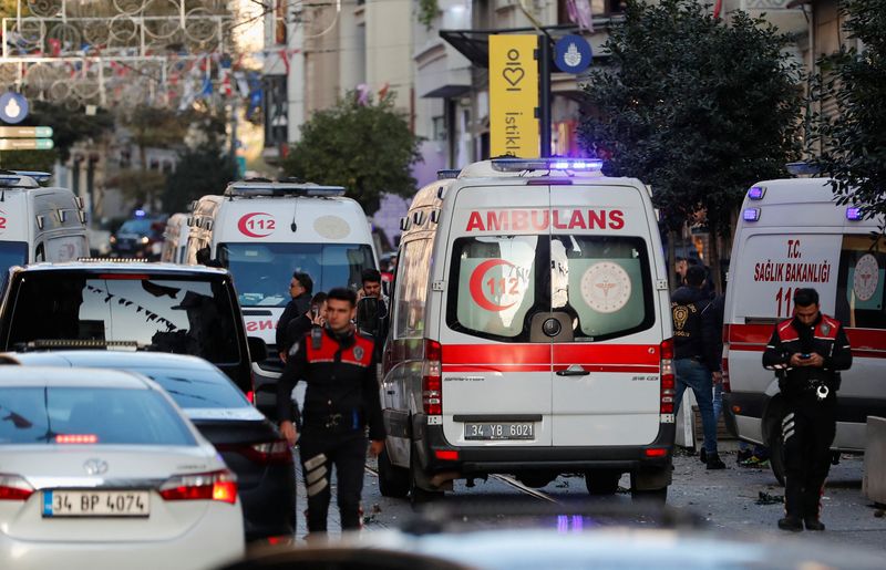 &copy; Reuters. Des ambulances arrivent près de la scène après une explosion dans le quartier de Taksim, au centre d'Istanbul, en Turquie. /Photo prise le 13 novembre 2022/REUTERS/Kemal Aslan