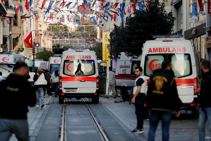 © Reuters. Varias ambulancias se concentran en el lugar donde ocurrió una explosión en la transitada calle peatonal Istiklal del centro de Estambul, Turquía. 13 noviembre 2022. REUTERS/Kemal Aslan