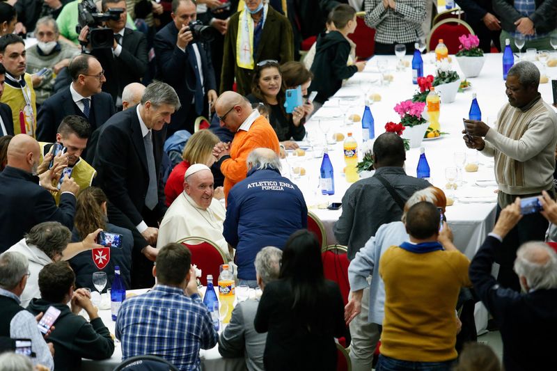 &copy; Reuters. البابا فرنسيس يشارك في مأدبة غداء في اليوم العالمي للفقراء بمدينة الفاتيكان يوم الأحد. تصوير: ريمو كاسيلي - رويترز.

