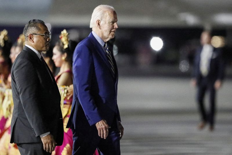 &copy; Reuters. Le président américain Joe Biden marche lors de son arrivée pour le sommet du G20 à l'aéroport international Ngurah Rai de Bali, en Indonésie. /Photo prise le 13 novembre 2022/REUTERS/Made Nagi