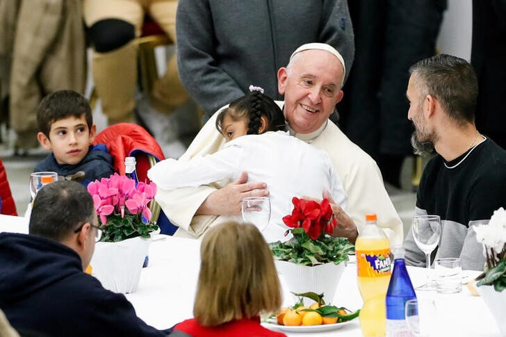 &copy; Reuters. El Papa Francisco participa en un almuerzo con pobres en el Vaticano. 13 noviembre 2022. REUTERS/Remo Casilli