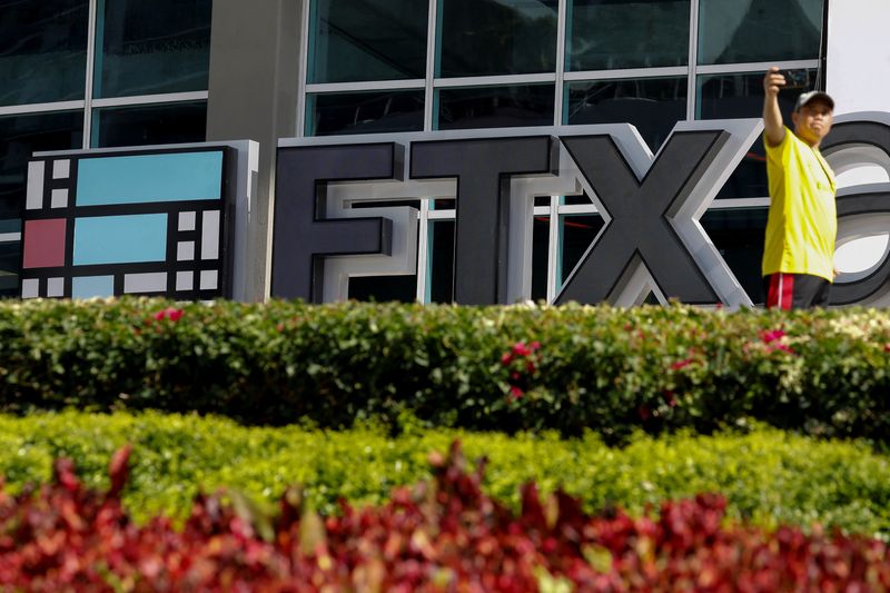 &copy; Reuters. Le logo de FTX à l'entrée de la FTX Arena à Miami, en Floride, aux États-Unis. /Photo prise le 12 novembre 2022/REUTERS/Marco Bello
