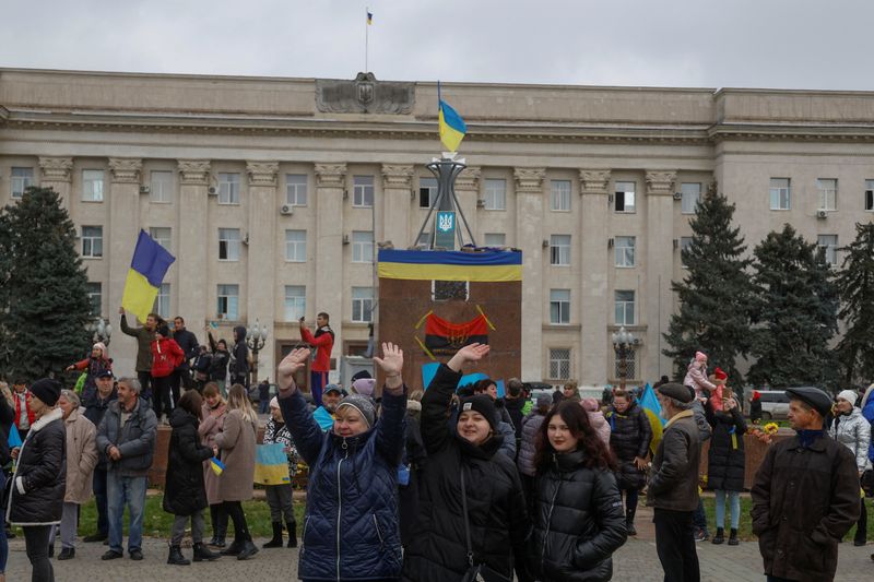 &copy; Reuters. Des résidents locaux célèbrent après la retraite de la Russie de Kherson, dans le centre de Kherson, en Ukraine. /Photo prise le 13 novembre 2022/REUTERS/Valentyn Ogirenko
