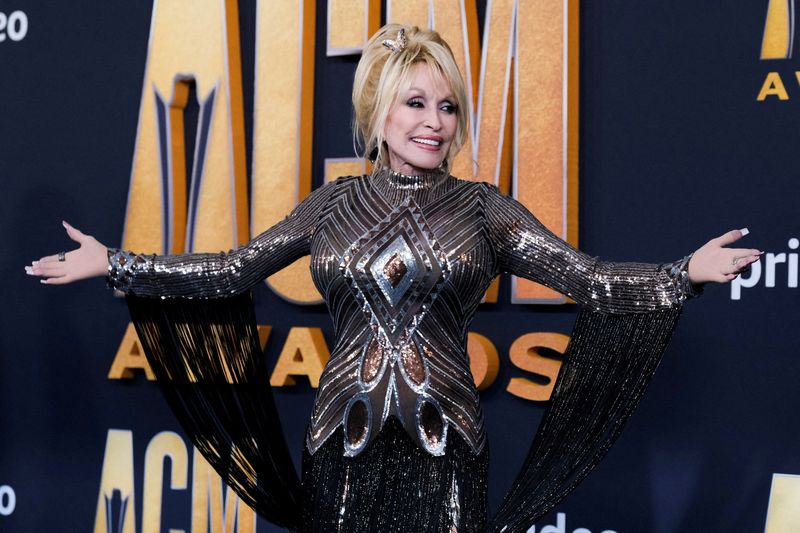 &copy; Reuters. FILE PHOTO: Dolly Parton attends the 57th Annual Academy of Country Music Awards in Las Vegas, Nevada, U.S., March 7, 2022. REUTERS/Maria Alejandra Cardona/File Photo