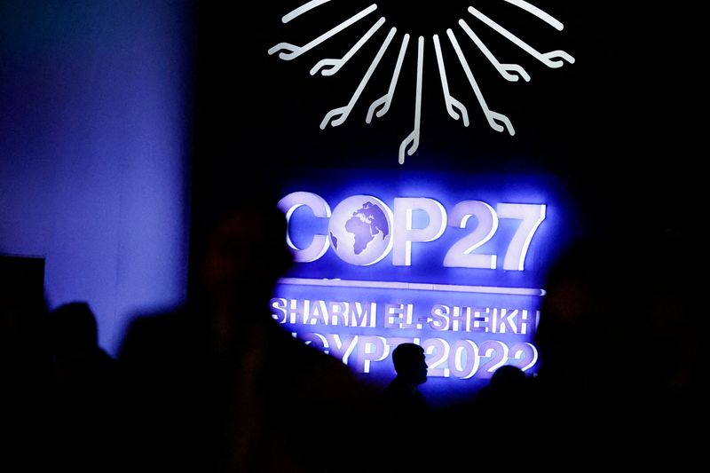 &copy; Reuters. شعار مؤتمر الأمم المتحدة المعني بتغير المناخ (كوب27) في مصر في صورة ألتقطت يوم 11 نوفمبر تشرين الثاني 2022. تصوير: محمد عبد الغني - رويترز.