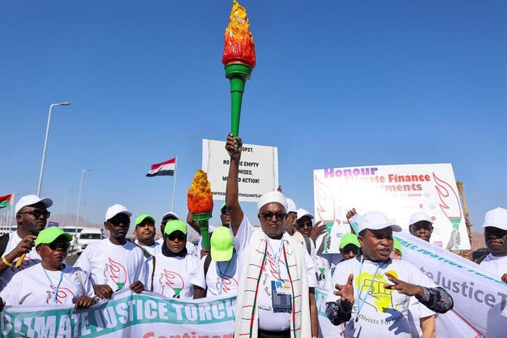 &copy; Reuters. Manifestación en favor de la justicia climática durante la cumbre COP27 en Sharm el-Sheikh, Egipto. 12 noviembre 2022. REUTERS/Mohamed Abd El Ghany