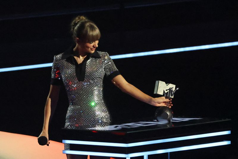 © Reuters. Taylor Swift receives the award for the Best Video during the 2022 MTV Europe Music Awards (EMAs) at the PSD Bank Dome in Duesseldorf, Germany, November 13, 2022. REUTERS/Wolfgang Rattay