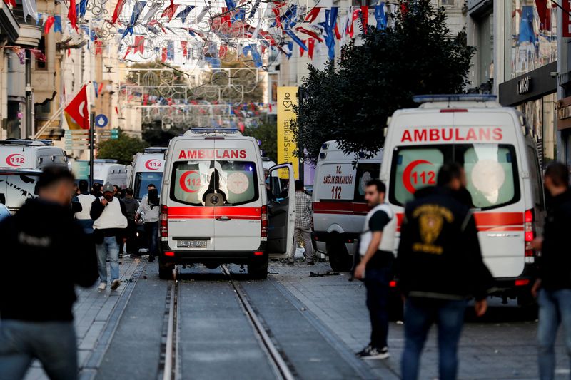 &copy; Reuters. سيارات إسعاف في موقع انفجار في اسطنبول يوم الأحد. تصوير: كمال أصلان - رويترز