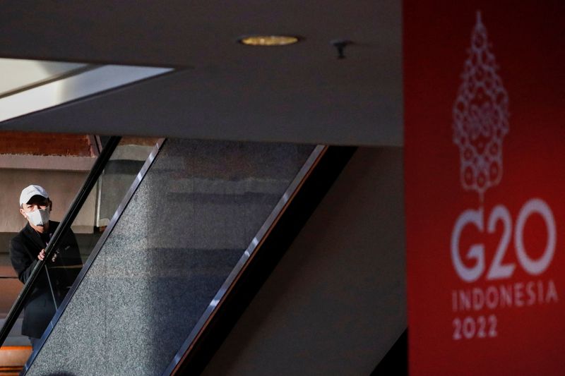 © Reuters. A man stands on an escalator ahead of the G20 summit in Nusa Dua, Bali, Indonesia, November 13, 2022. REUTERS/Ajeng Dinar Ulfiana