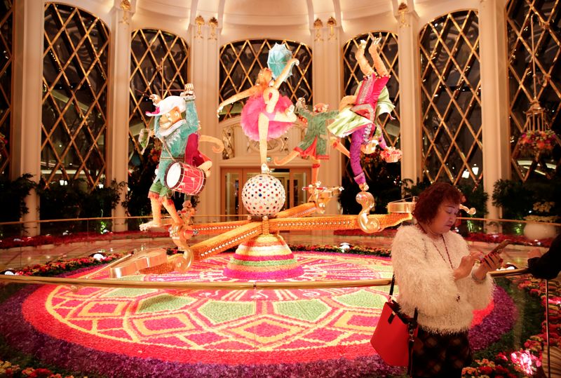 &copy; Reuters. FILE PHOTO: A woman rest next to the decoration inside the Wynn Palace casino resort in Macau, China December 20, 2019, on the 20th anniversary of the former Portuguese colony's return to China. REUTERS/Jason Lee
