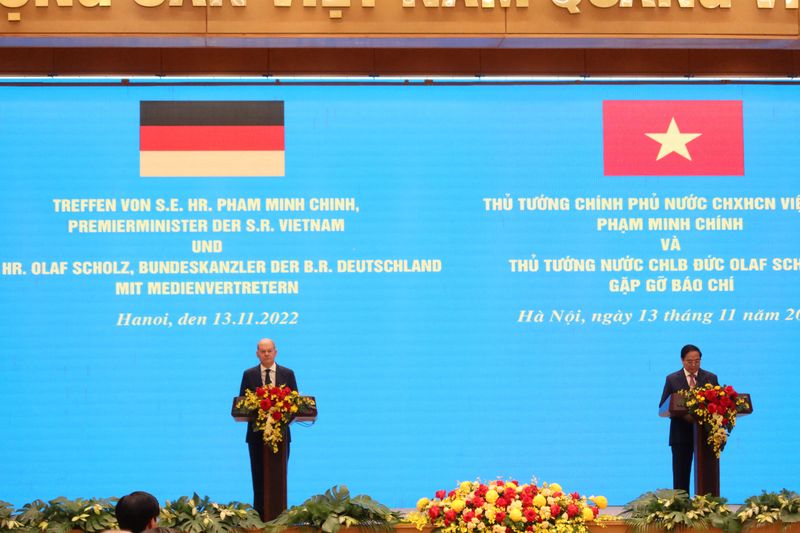 &copy; Reuters. 　ドイツのショルツ首相（写真左）は１３日、訪問先のベトナムで同国のファム・ミン・チン首相（同右）とエネルギーおよび通商関係について協議した。写真は共同記者会見の様子。ハノ