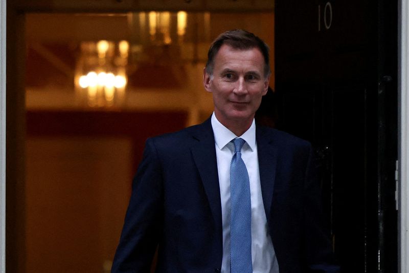 &copy; Reuters. وزير المالية البريطاني جيريمي هانت يغادر 10 داوننج ستريت بلندن يوم 14 أكتوبر تشرين الأول 2022. تصوير: هنري نيكولز - رويترز.