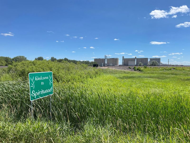 © Reuters. FILE PHOTO: Grain silos tower over the construction site of an ADM soybean processing plant in Spiritwood, North Dakota, U.S., July 29, 2022. REUTERS/Karl Plume