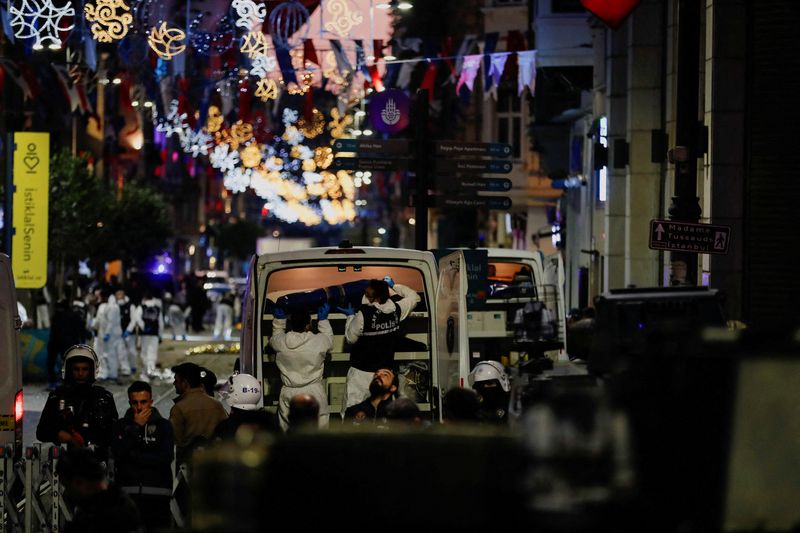 &copy; Reuters. Des membres de la police après une explosion dans la rue piétonne Istiklal à Istanbul, en Turquie. /Photo prise le 13 novembre 2022/REUTERS/Kemal Aslan  