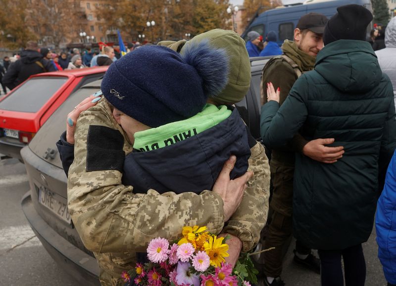 &copy; Reuters. FOTO DE ARCHIVO. Un residente local abraza a un militar ucraniano tras la retirada de Rusia de Jersón, en el centro de Jersón, Ucrania. 13 de noviembre de 2022. REUTERS/Valentyn Ogirenko