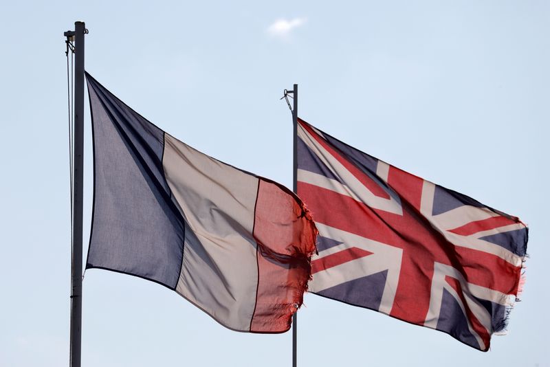 &copy; Reuters. Una bandera francesa y una bandera nacional británica en Violaines, Francia, el 16 de octubre de 2020. REUTERS/Pascal Rossignol/Archivo
