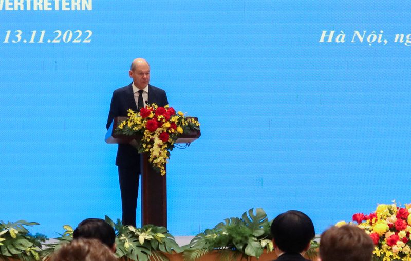 &copy; Reuters. Le chancelier allemand Olaf Scholz lors d'une conférence de presse à Hanoi, au Vietnam. /Photo prise le 13 novembre 2022/REUTERS/Nguyen Ha Minh