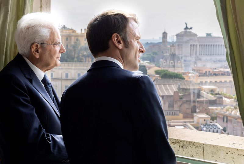 &copy; Reuters. Il presidente della Repubblica Sergio Mattarella e il presidente francese Emmanuel Macron a Roma. Italian Presidency/Handout via REUTERS   