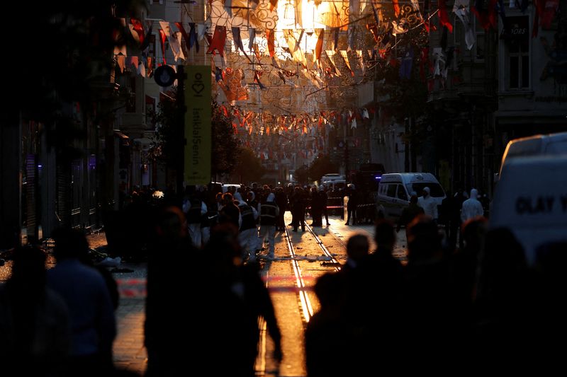 &copy; Reuters. FOTO DE ARCHIVO. Policías y miembros de los servicios de emergencia trabajan en el lugar de los hechos tras una explosión en la concurrida calle peatonal Istiklal en Estambul, Turquía. 13 de noviembre de 2022. REUTERS/Kemal Aslan  