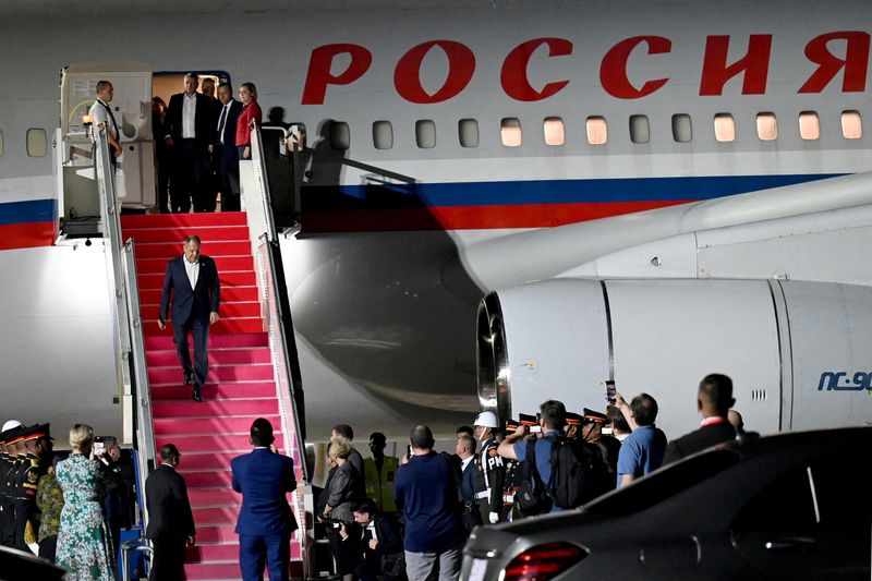 &copy; Reuters. وزير الخارجية الروسي سيرجي لافروف لدى وصوله جزيرة بالي الإندونيسية يوم الأحد. صورة لرويترز من ممثل لوكالات الأنباء.