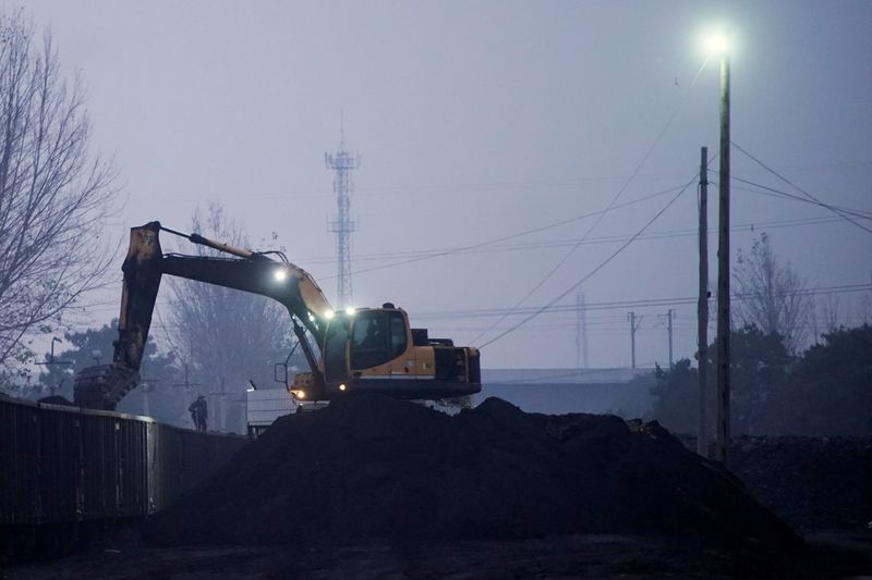 &copy; Reuters. FILE PHOTO: Excavator loads coal to a train in Pingdingshan, Henan province, China November 4, 2021. Picture taken November 4, 2021. REUTERS/Aly Song