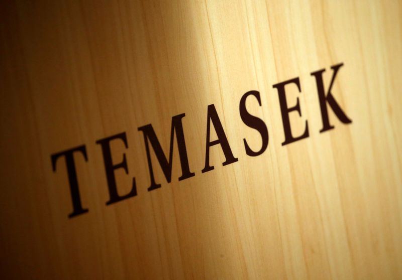 © Reuters. FILE PHOTO: A Temasek logo is seen at the annual Temasek Review in Singapore July 7, 2016. REUTERS/Edgar Su/File Photo