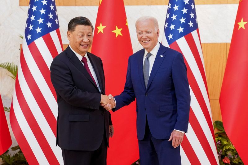 &copy; Reuters. El presidente de Estados Unidos, Joe Biden, estrecha la mano del presidente chino, Xi Jinping, mientras se reúnen al margen de la cumbre de líderes del G20 en Bali, Indonesia. 14 de noviembre de 2022. REUTERS/Kevin Lamarque
