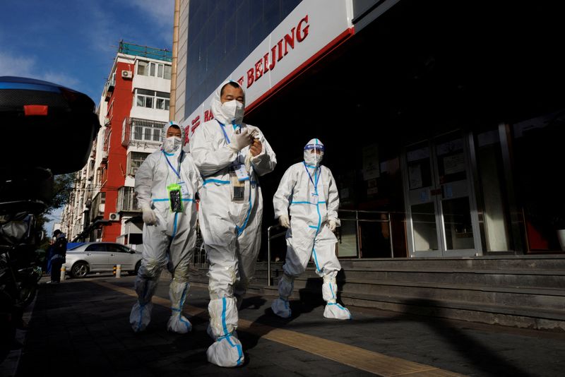 &copy; Reuters. Photo d'archives d'agents de prévention des épidémies pendant la pandémie de COVID-19 à Pékin, Chine. /Photo prise le 12 novembre 2022/REUTERS/Thomas Peter