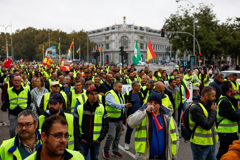 &copy; Reuters. Spanish truckers and farmers march to protest over working conditions and fair prices in Madrid, Spain, November 14,2022. REUTERS/Susana Vera