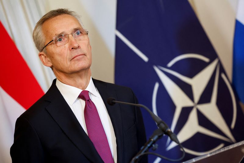 &copy; Reuters. El secretario general de la OTAN, Jens Stoltenberg, observa durante una conferencia de prensa conjunta con el ministro de Asuntos Exteriores de Países Bajos, Wopke Hoekstra, y la ministra de Defensa, Kajsa Ollongren (no se ve), mientras se reúnen para h