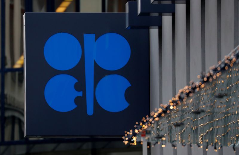 &copy; Reuters. Photo d'archives du logo de l'Organisation des pays exportateurs de pétrole (OPEP) à son siège en Autriche. /Photo prise le 6 décembre 2019/REUTERS/Leonhard Foeger