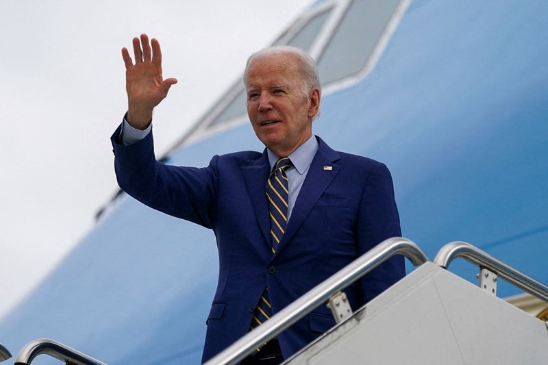 © Reuters. FILE PHOTO: U.S. President Joe Biden waves as he departs for Indonesia, in Phnom Penh, Cambodia, November 13, 2022. REUTERS/Kevin Lamarque/File Photo