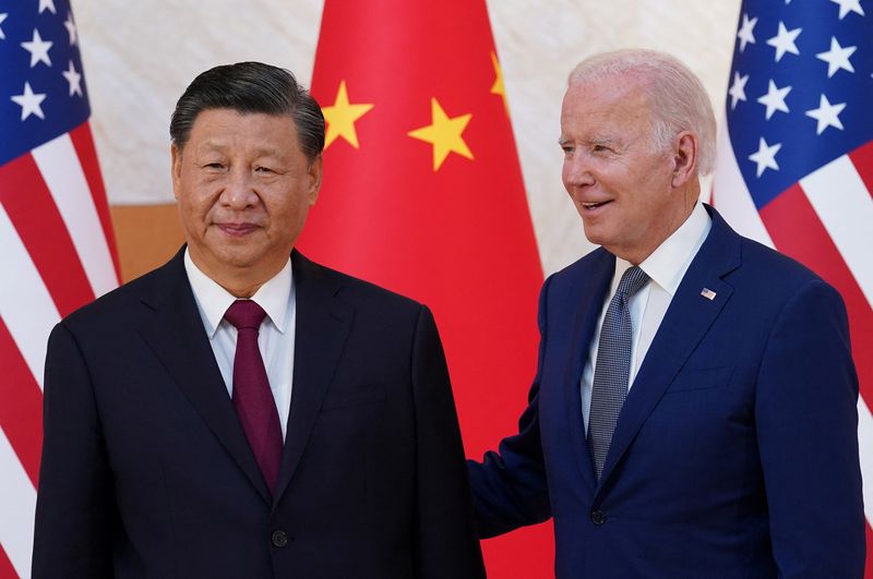 © Reuters. U.S. President Joe Biden meets with Chinese President Xi Jinping on the sidelines of the G20 leaders' summit in Bali, Indonesia, November 14, 2022.  REUTERS/Kevin Lamarque