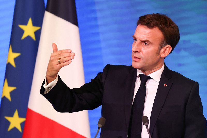 &copy; Reuters. FOTO DE ARCHIVO: El presidente francés, Emmanuel Macron, pronuncia un discurso ante directivos de centros industriales durante una reunión para reducir la intensidad del carbono en Francia, en el Palacio del Elíseo en París, Francia, el 8 de noviembre