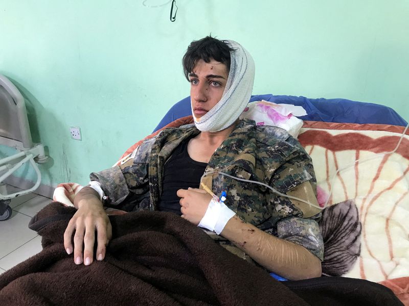 © Reuters. Un hombre herido yace en una cama de hospital después de que los cohetes alcanzaran la sede de un partido kurdo iraní en la ciudad de Koye, cerca de la capital de la región kurda autónoma de Irak, Erbil, Irak, el 14 de noviembre, 2022. REUTERS/Azad Lashkari