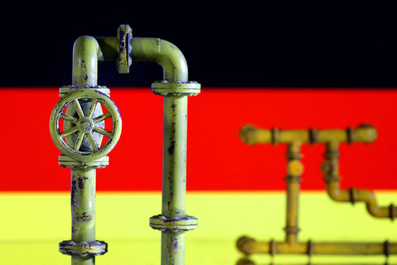 &copy; Reuters. Modèle de gazoduc et drapeau allemand. /Illustration diffusée le 18 juillet 2022/REUTERS/Dado Ruvic