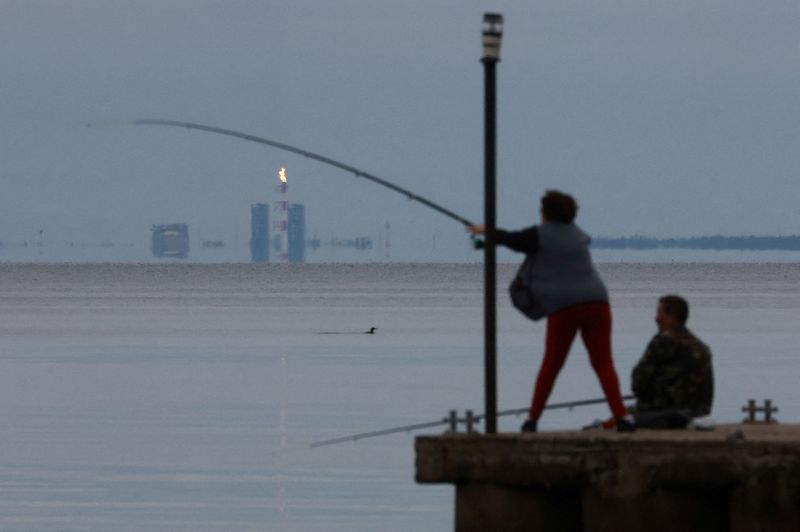 &copy; Reuters. FILE PHOTO: A view shows a gas flare at Portovaya Bay on the coast of the Gulf of Finland in the Leningrad Region, Russia August 26, 2022. REUTERS/Stringer/File Photo