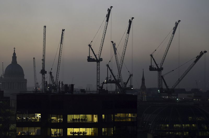 © Reuters. Escritórios são vistos ao anoitecer enquanto a Catedral de São Paulo e guindastes de construção são vistos no horizonte da cidade de Londres
02/11/2015
REUTERS/Toby Melville