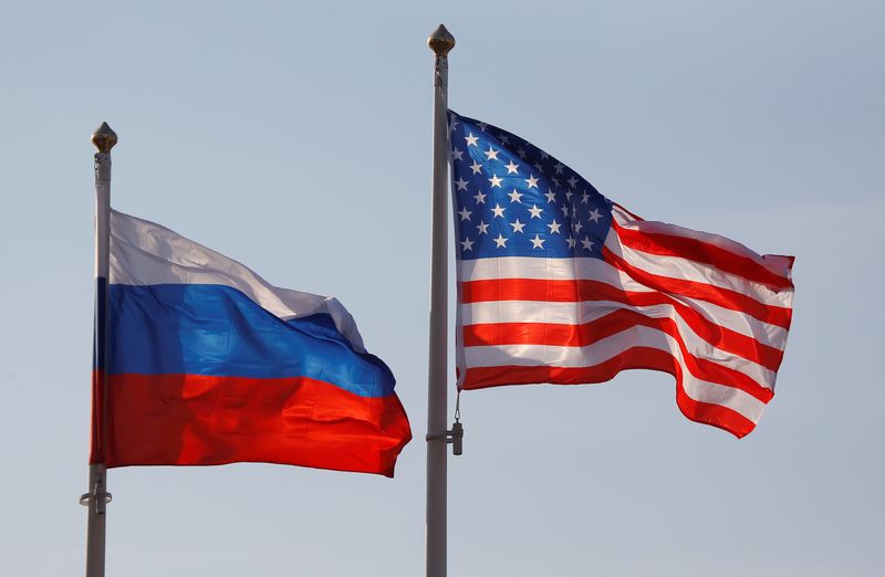 &copy; Reuters. Bandeiras da Rússia e dos Estados Unidos em aeroporto de Moscou
11/04/2017 REUTERS/Maxim Shemetov