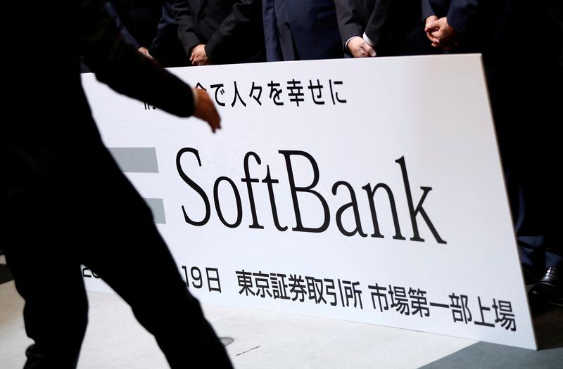 &copy; Reuters. Cartaz do SoftBank Corp. é preparado durante uma cerimônia para marcar a estreia da empresa na Bolsa de Valores de Tóquio, em Tóquio, Japão. 19/12/2018.  REUTERS/Issei Kato/File Photo
