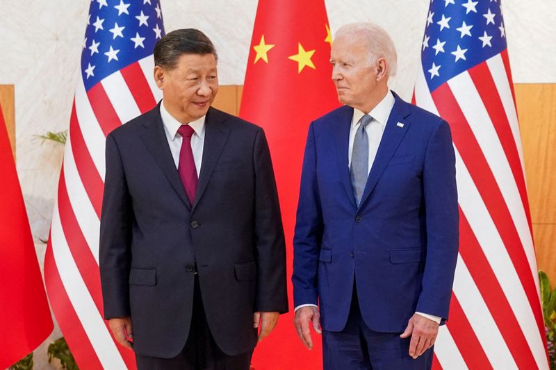 &copy; Reuters. Foto del lunes del Presidente de EEUU  Joe Biden y su par chino Xi Jinping en la cumbre de líderes del G20 en Bali, Indonesia
Nov 14, 2022.  REUTERS/Kevin Lamarque