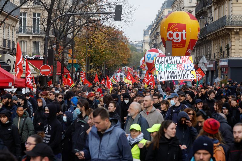 &copy; Reuters. محتجون خلال مظاهرة ضمن اضراب عام في فرنسا يطالبون بزيادة الأجور ومعاشات التقاعد في باريس يوم العاشر من نوفمبر تشرين الثاني 2022. تصوير: جونزال