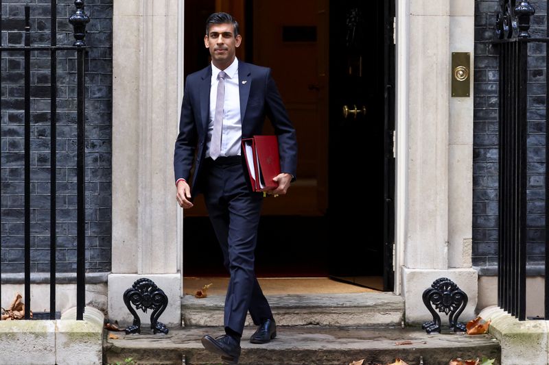 &copy; Reuters. FILE PHOTO: British Prime Minister Rishi Sunak walks outside Number 10 Downing Street, in London, Britain, November 9, 2022. REUTERS/Henry Nicholls